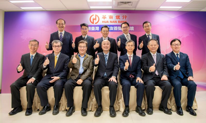 前華南銀行營運管理事業群副總經理許柏林（後排左一）今（13）日正式接任將來銀行總經理。（圖／資料照，華南銀行提供）