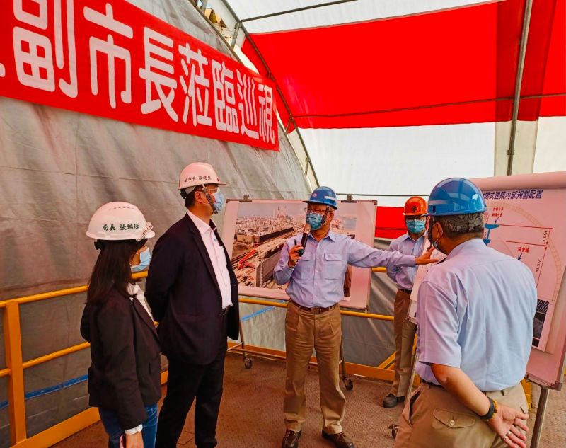 ▲副市長羅達生訪視中鋼公司查看煤礦室內化工程可降低粒狀物排放。(圖/高市府提供)