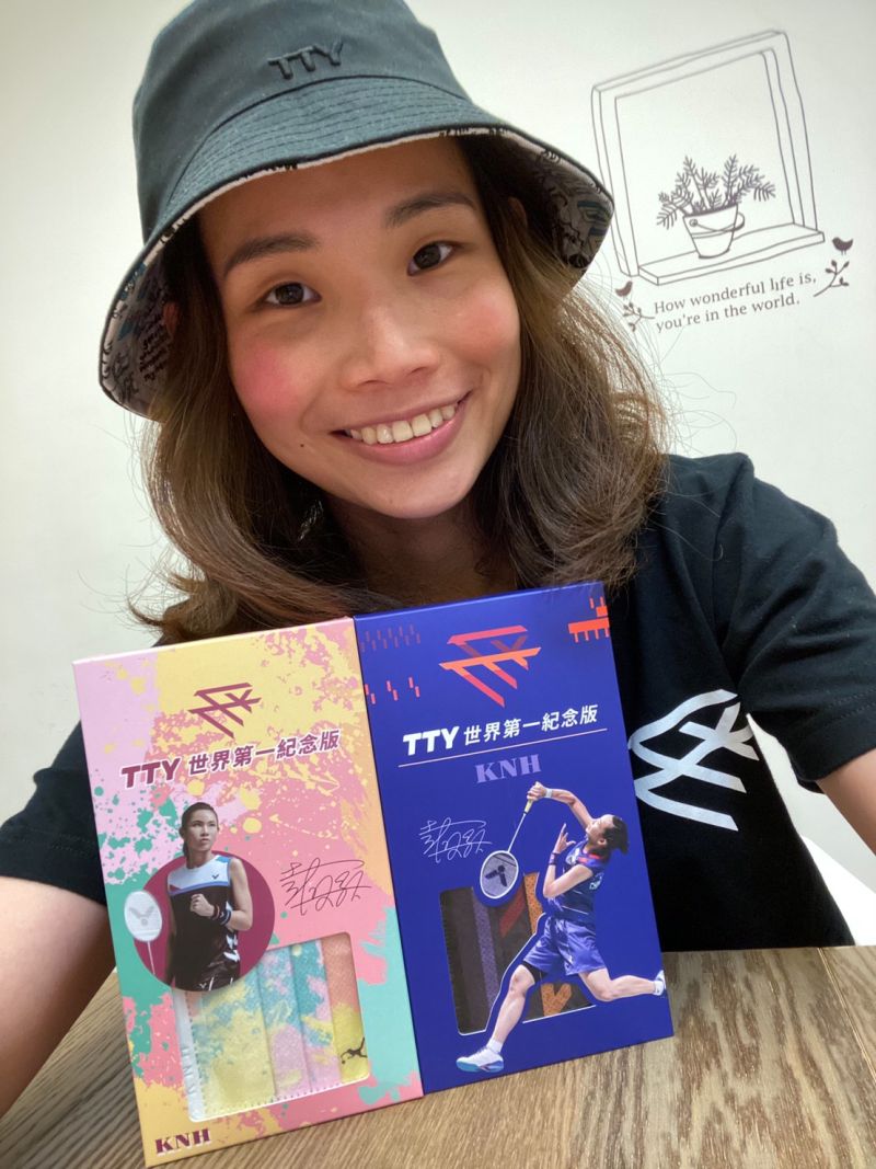 ▲國內疫情升溫,世界羽球球后戴資穎與口罩國家隊康那香共同推出小戴專屬世界第一紀念版口罩,5/20(四)正式上市。(圖/康那香提供)
