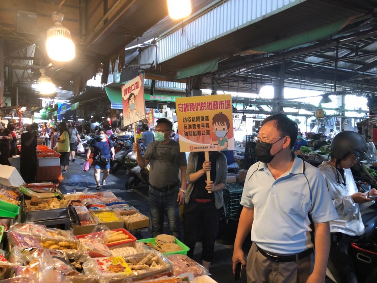 ▲新冠疫情進入第二級警戒，高市府農業局今(13)日派員至批發市場稽查加強宣導，市民進入市場內務必全程配戴口罩、勤洗手，大家一起努力防疫度過難關。(圖／高市農業局提供)