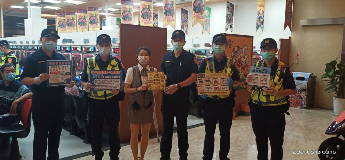 ▲中警二分局分局長蔡元戎，今日凌晨親自帶隊至民眾易聚集場所宣導防疫、反酒駕(圖/記者鄧力軍翻攝)