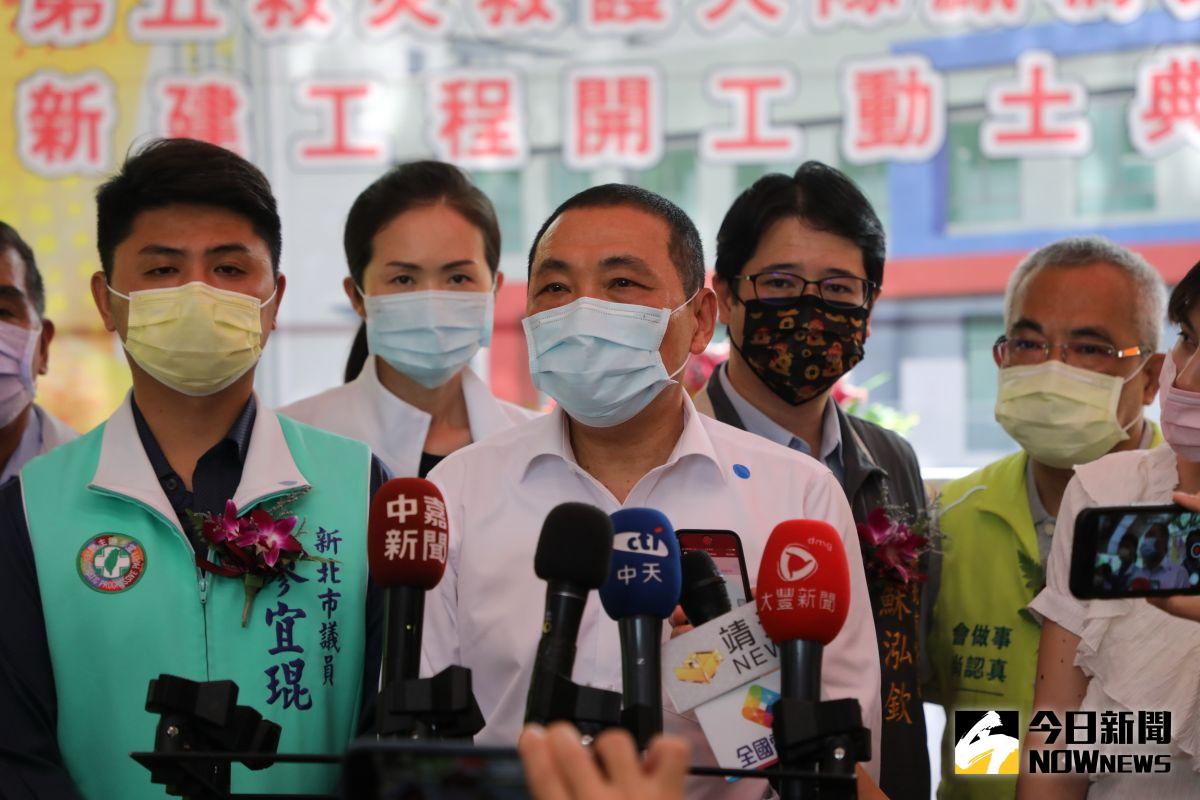▲新北市長侯友宜表示，地方也許有不一樣的看法，不過都是善意的提醒，目前衛生局也在評估是否自行採購國際疫苗。（圖／記者陳志仁攝，2021.05.13）