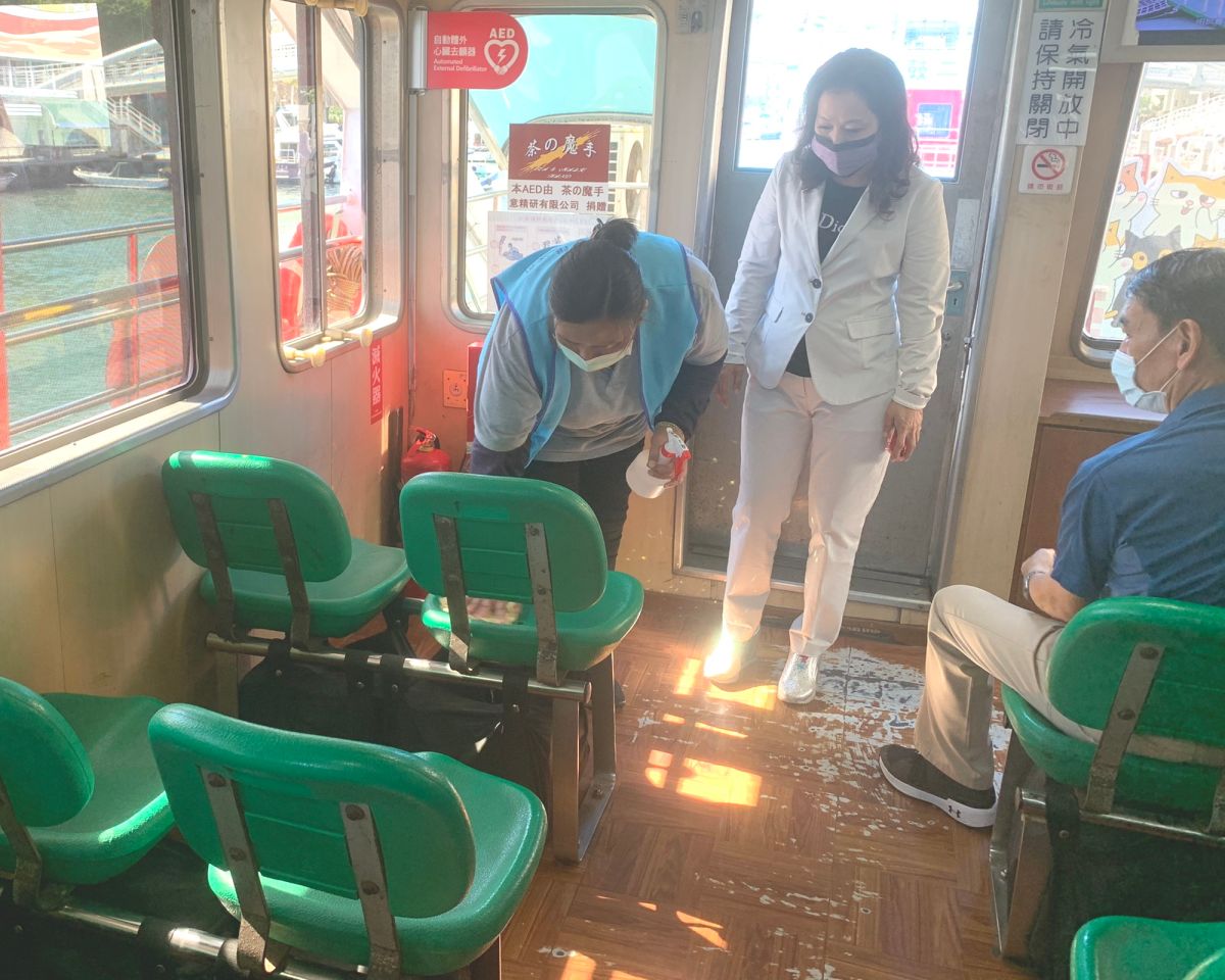 ▲高雄市輪船公司董事長黃淑美(中)視察旗津渡輪防疫情形。(圖／記者黃守作攝，2021.05.13)