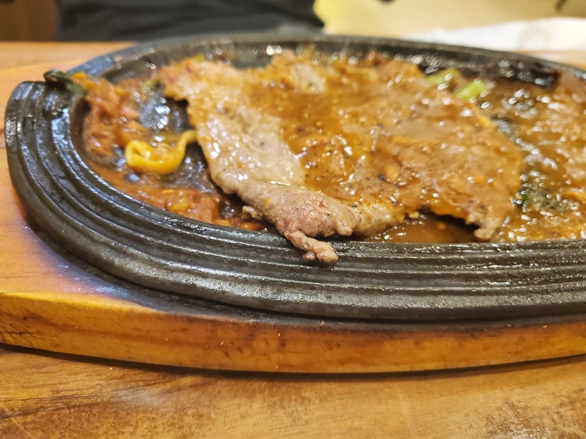 ▲有網友日前到高雄某觀光夜市吃牛排，結果要價250元的肉厚度令她傻眼。（圖／翻攝《爆怨2公社》）