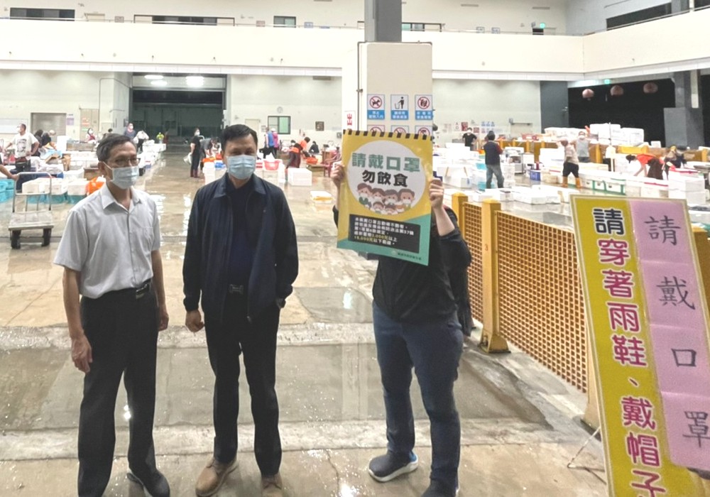 ▲高雄市政府海洋局局長張漢雄到岡山魚市場督導防疫情形。(圖／記者黃守作攝，2021.05.13)
