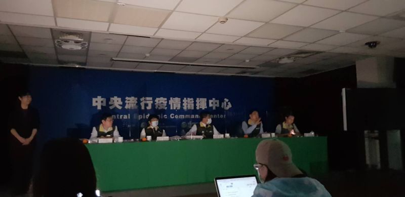 ▲今(13)日14時37分興達電廠因事故全廠停機,下午15時開始執行緊急分區輪流停電,就連指揮中心直播現場也喊卡。(圖/現場記者提供)