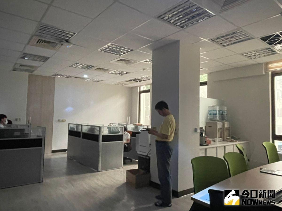 ▲13日全台大停電，連立法院青島二館都成受災戶。（圖／記者劉育辰攝）