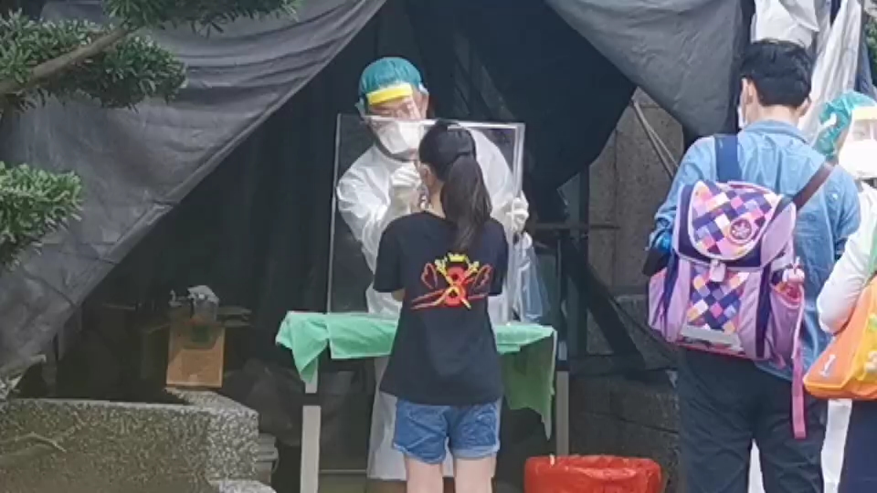 ▲桃園敏盛醫院外大批家長帶著剛接到的子女排隊接受採檢。（圖／記者李春台翻攝）