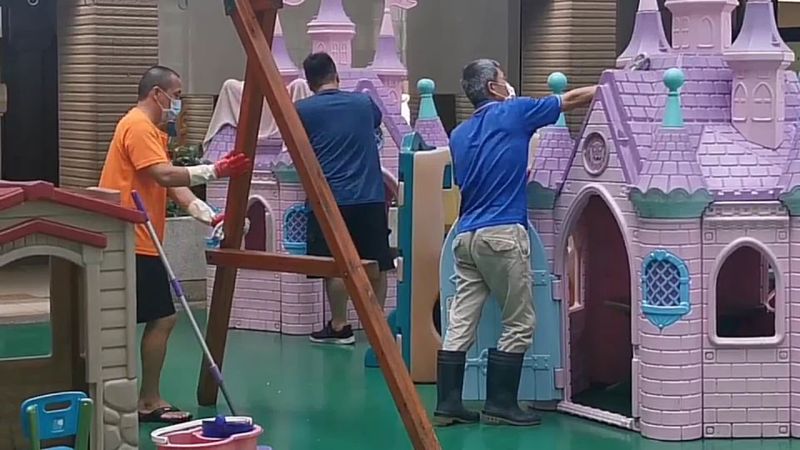 ▲緊急停課的私立幼兒園停課後也立即進行校園環境消毒作業。(圖/記者李春台翻攝)