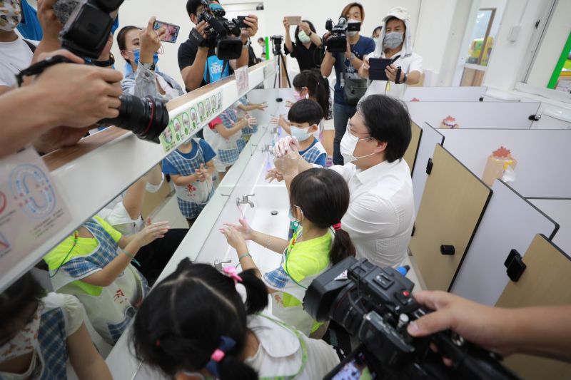 ▲基隆市長林右昌有感幼童對於洗手行動落實的徹底、確實,反而是大人輕忽「洗手的重要性」。(圖/基隆市政府提供)