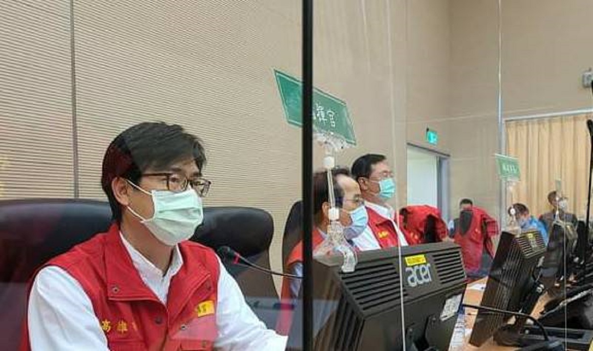 ▲興達電廠停機引爆停電高雄市長陳其邁進駐高市府一級應變中心坐鎮，請市民朋友鎮定、不必驚慌。(圖／截自陳其邁臉書)