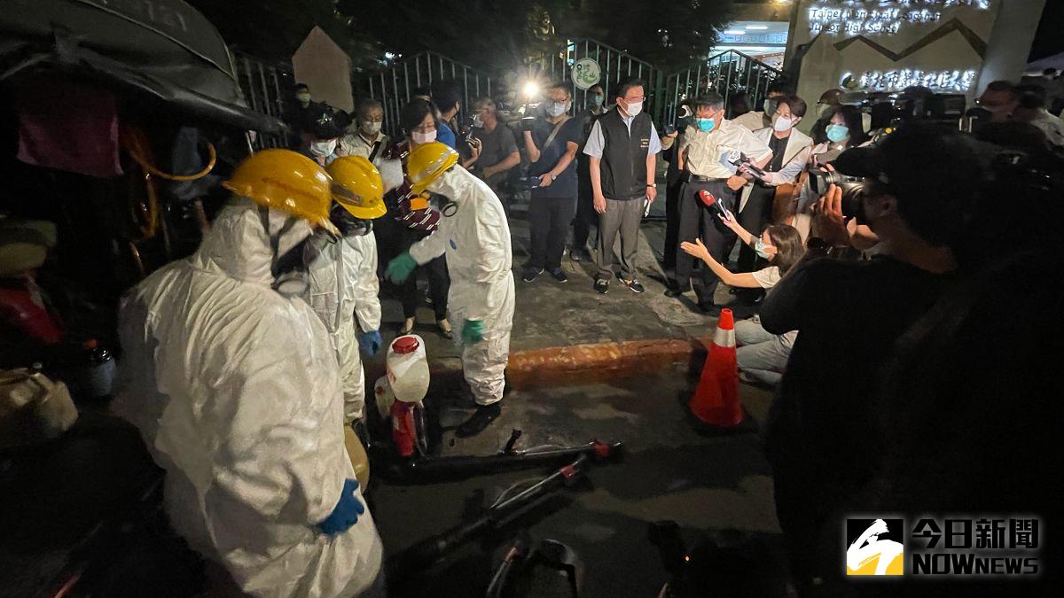 ▲台北市長柯文哲13日晚間前往萬華區龍山國中視察環保局清消工作。（圖／記者丁上程攝，2021.05.13）