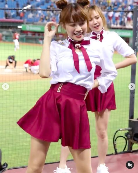 ▲陳伊穿上可愛服裝熱跳啦啦隊舞。(圖/翻攝陳伊IG)