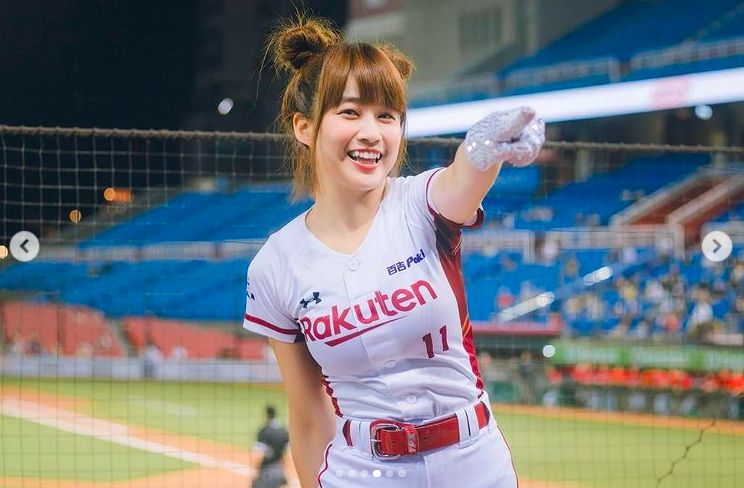 ▲陳伊穿上可愛服裝熱跳啦啦隊舞。(圖/翻攝陳伊IG)