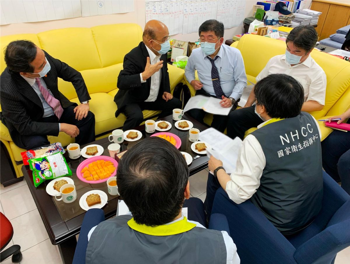 ▲行政院長蘇貞昌13日晚間到指揮中心，為辛苦的防疫團隊加油打氣。（圖／取自蘇貞昌臉書）