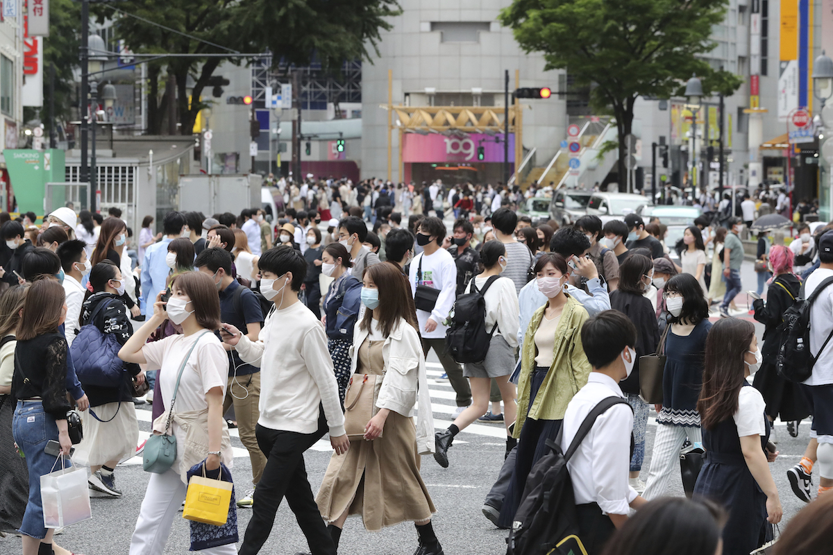 ▲東京都政府表示，東京首度發生2019冠狀病毒疾病（COVID-19，武漢肺炎）印度變種病毒株L452R的群聚感染，有5名同居男性確診。資料照。（圖／美聯社／達志影像）