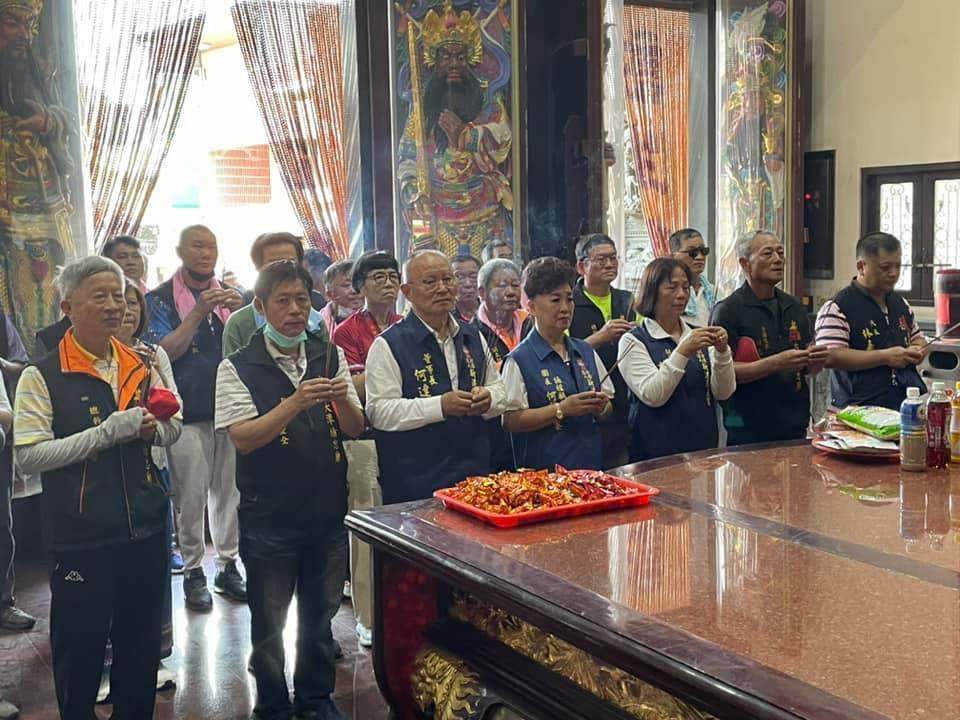 ▲嘉義縣宣布對不戴口罩的一般民眾開罰，同一時間新港媽遶境卻沒戴口罩，令人質疑兩套標準。（圖／翻攝自新港奉天宮臉書）