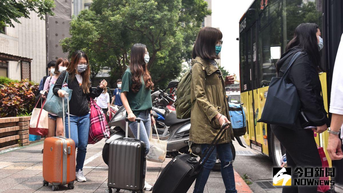 ▲和平醫院22名與確診者有密切接觸的醫護人員在上午十點多於該院分兩台專車前往隔離所。（圖／記者林柏年攝,2021.05.14）