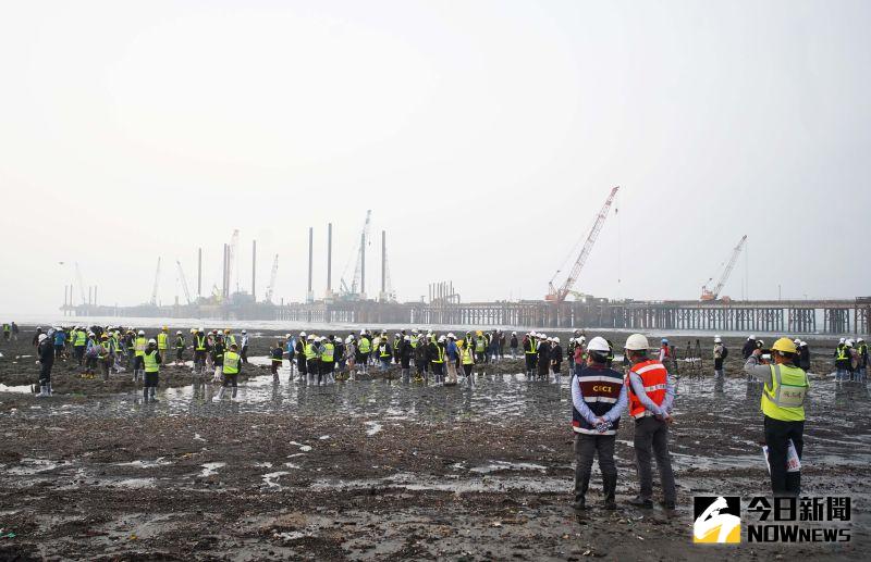 ▲潘忠政表示,這次大停電的原因及改善,顯然與爭議中的第三天然氣接收站無關,也與核四重啟無關。圖為興建中的第三接收站工程。(圖/資料照片,記者李春台攝)