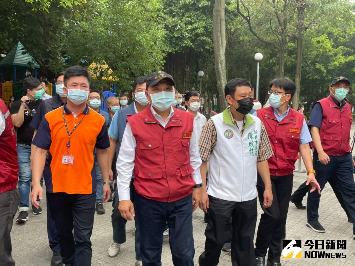 ▲新北市長侯友宜今日受訪時強調，目前有2個班級停課，並影響54位的考生，但這些都在掌握之中，也會確保考生的權益。（圖／記者陳志仁攝，2021.05.14）