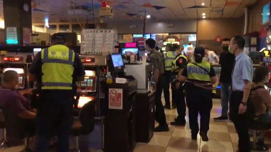 ▲台中市警方連日密集到八大行業查稽有否落實「實聯制」(圖/記者鄧力軍翻攝)