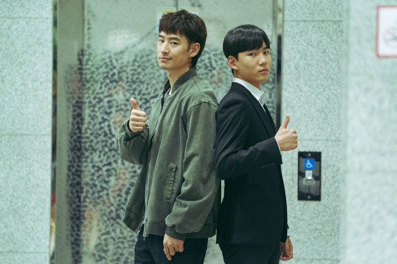 ▲李帝勳（左）飾演陳俊翔的叔叔兼監護人。（圖／Netflix）