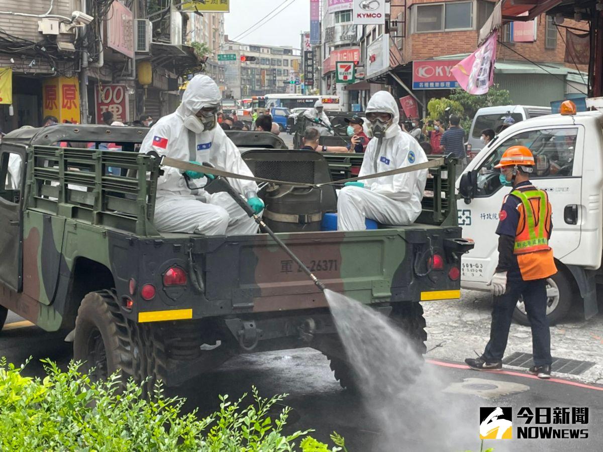 ▲消防局協調國軍三三化兵群調派兵力30人，配合環保局清潔人員全面進行防疫消毒的作業。（示意圖／資料畫面）