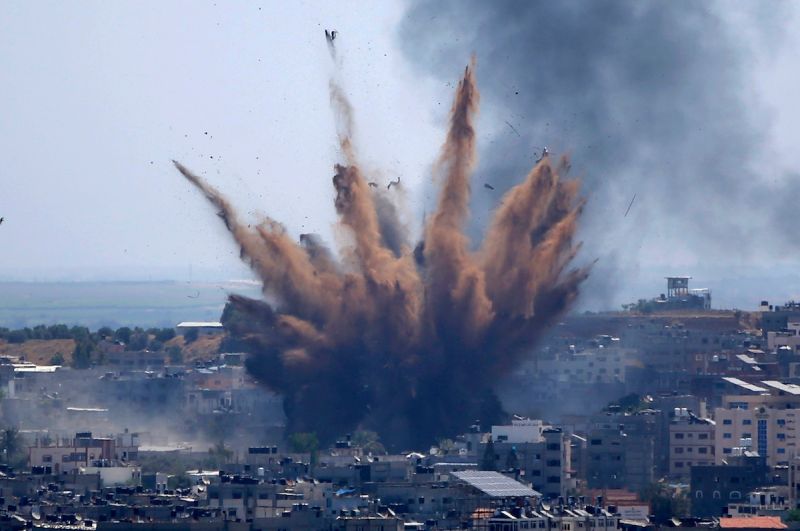▲以色列與巴勒斯坦激進組織哈瑪斯發生衝突。圖為以色列大樓遭到飛彈擊中。（圖／美聯社／達志影像）
