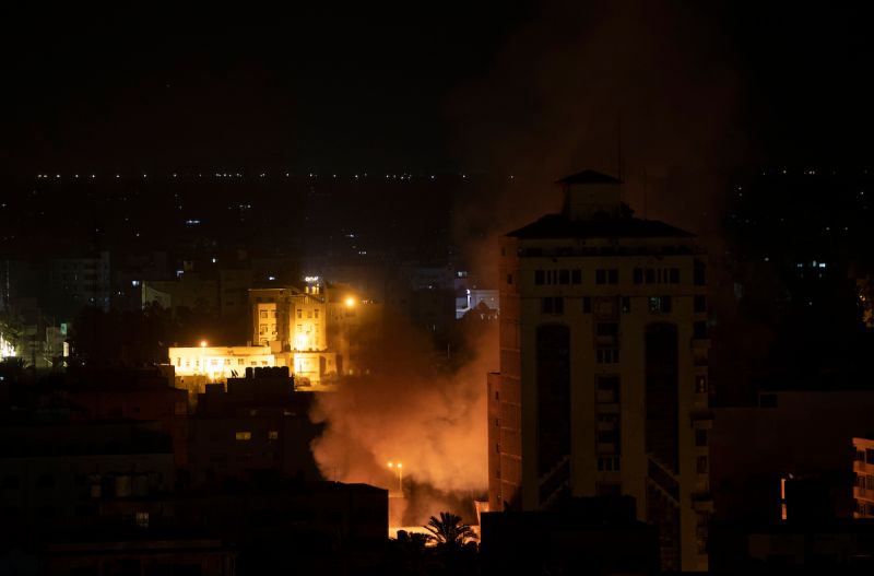 ▲以色列朝加薩射飛彈反制哈瑪斯，火光照亮夜晚的加薩市區。（圖／美聯社／達志影像）