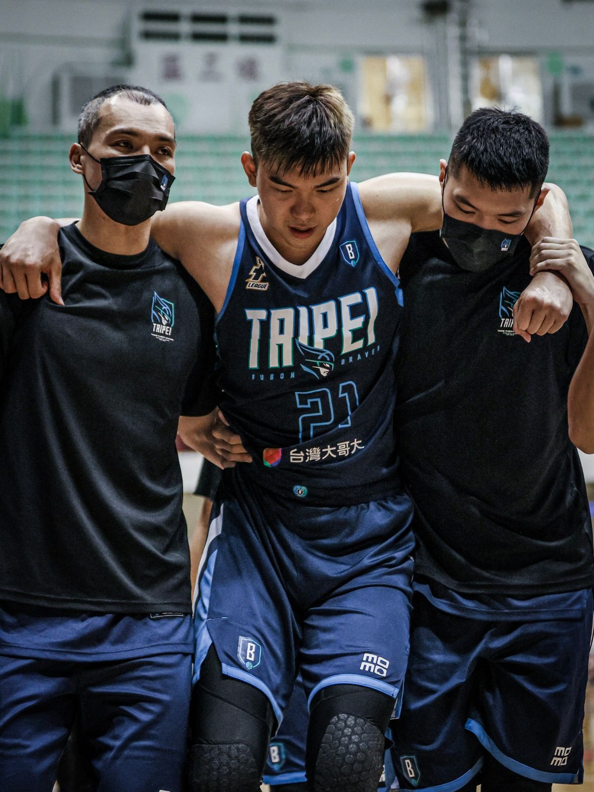 ▲P. LEAGUE+總冠軍賽G3，富邦勇士小將曾祥鈞受傷，由隊友蔡文誠、周桂羽攙扶下場。（圖／富邦勇士提供）