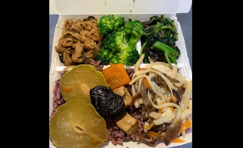素食便當「7樣菜賣60元」遭嫌貴!小老闆怒嗆:你自己煮