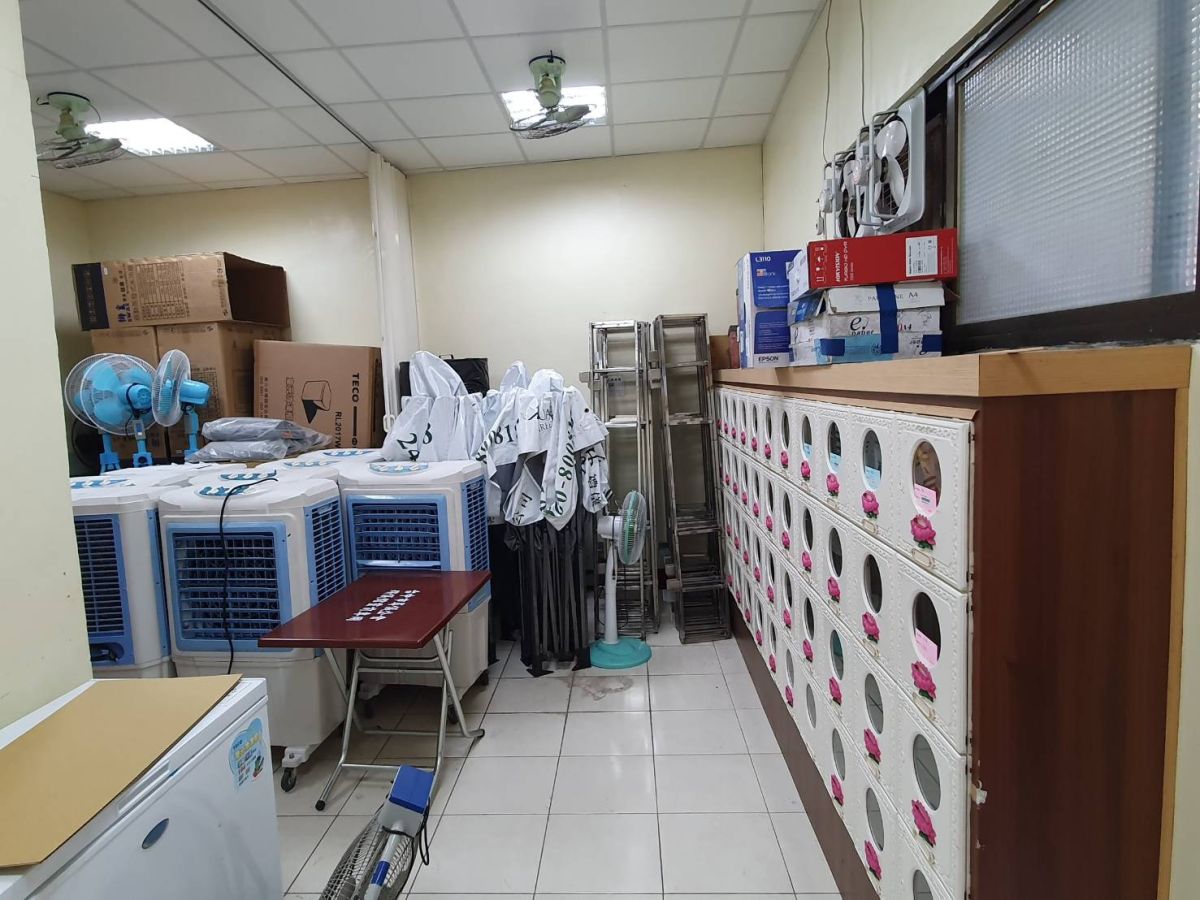 ▲中市海葬骨灰罈暫厝區放置殯儀館雜物陳放共存(圖／王立任服務處提供2021.5.14)