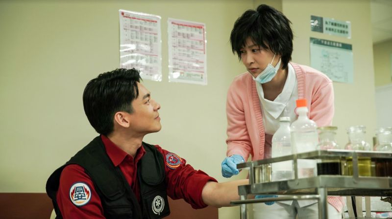 ▲林柏宏（左）、江宜蓉在醫院的場景未確實戴好口罩。（圖／Netflix提供）