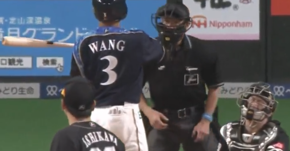 ▲王柏融被觸身球砸中左手臂。（圖／取自Jsports)