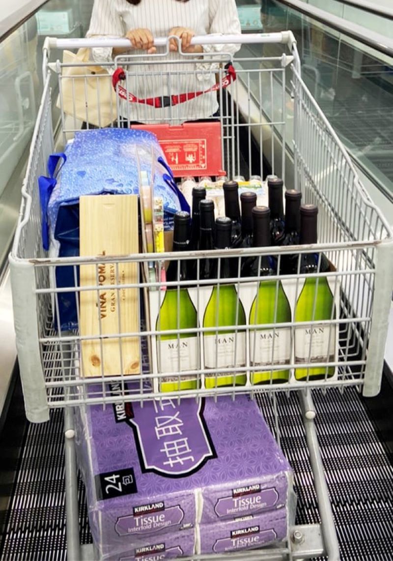▲原PO分享一整車的戰利品,無奈直喊「旁人不會以為我是酒鬼吧」。(圖/翻攝Costco好市多