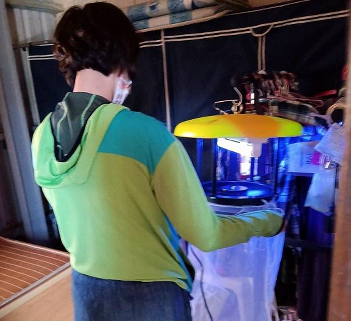 ▲全國首例本土日本腦炎屏東確診，防疫人員已至個案居住地周邊進行懸掛捕蚊燈誘捕病媒蚊。（圖／屏東縣政府提供, 2021.05.14）