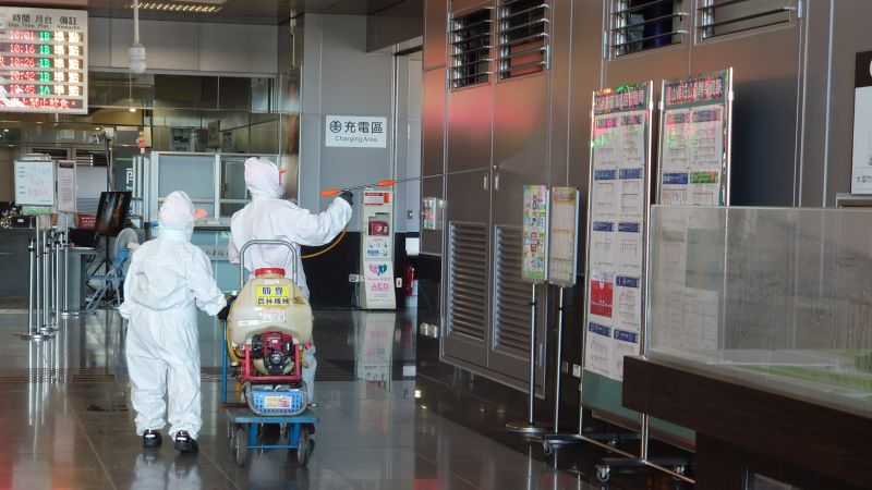 ▲環保局及民政局協請國軍支援20名化學兵投入防疫消毒行列。(圖/記者鄭婷襄攝,2021.05.15)