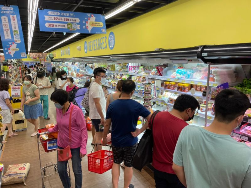 ▲雙北即刻進入第三級警戒,未來兩周民眾恐在家時間拉長,得知消息後紛紛出門採買物資。(圖/記者葉政勳攝影)