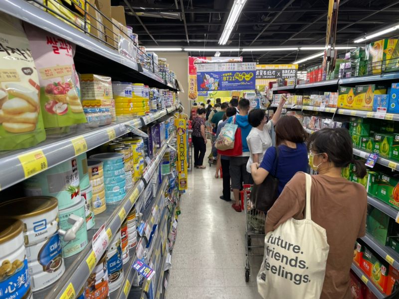 ▲雙北即刻進入第三級警戒,未來兩周民眾恐在家時間拉長,得知消息後紛紛出門採買物資。(圖/記者葉政勳攝影)