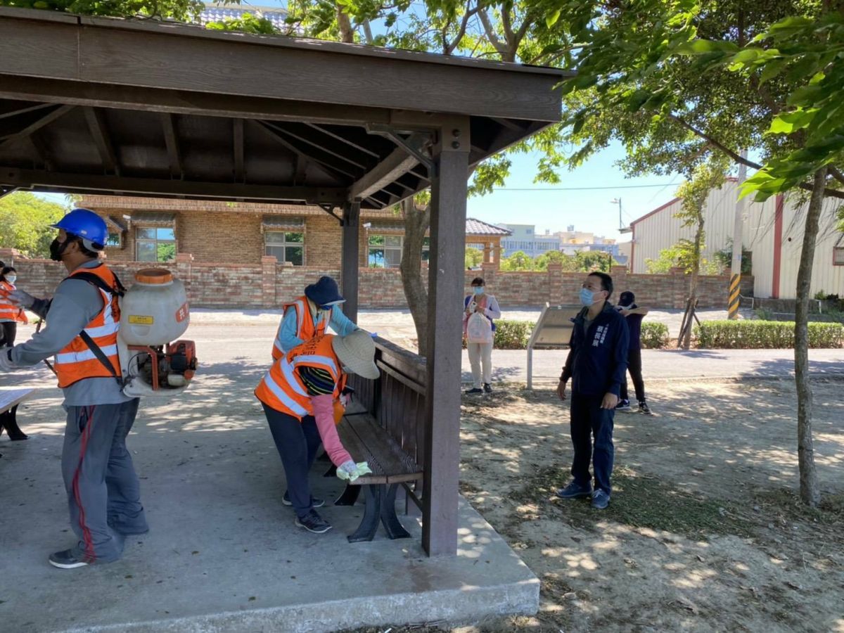 ▲新型冠狀病毒病疫情嚴峻，為配合高雄市水利局今天針對滯洪池及河岸綠地等公共場域易造成接觸傳播連的涼亭、座椅、廁所等設施，進行全面清消作業，以杜絕疫情傳播。(圖／高市水利局提供)