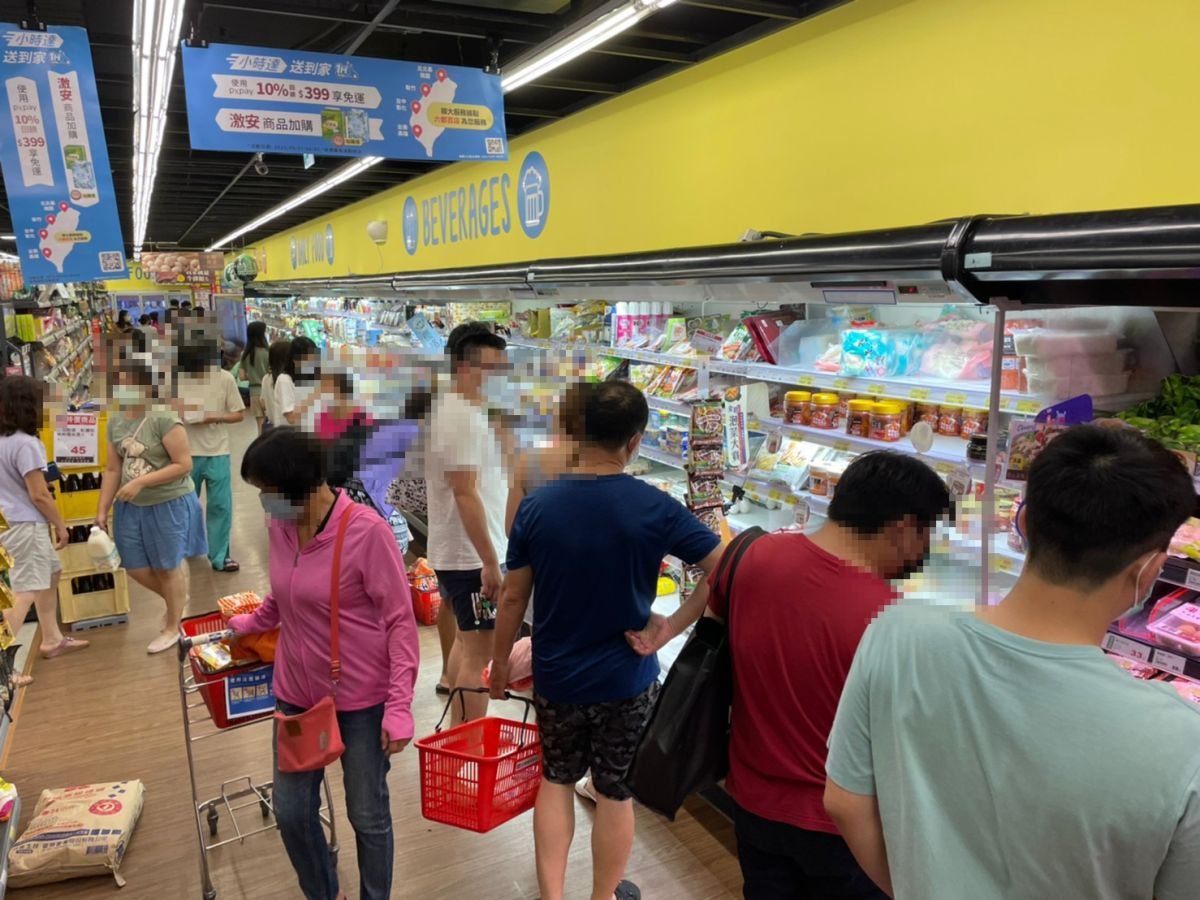 ▲雙北進入三級防疫警戒後，不少民眾衝到超市、大賣場搶購物資。（圖／記者葉政勳攝）