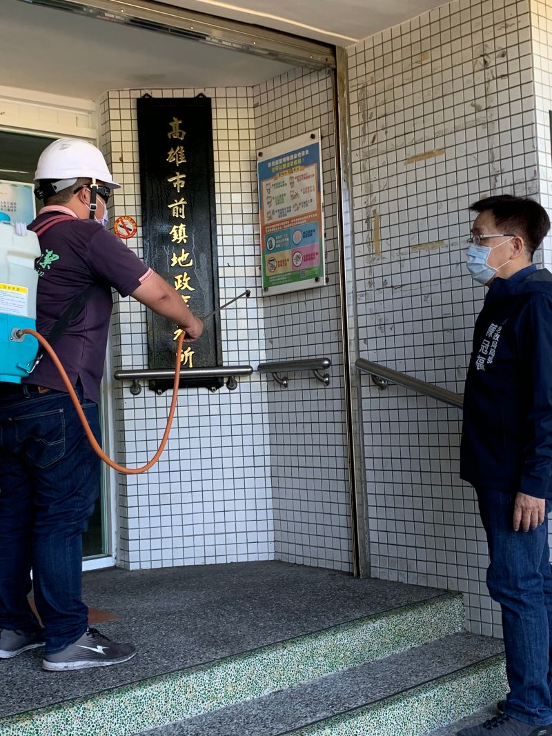 ▲地政事務所入口處進行大清消作業。（圖／高市府地政局提供）