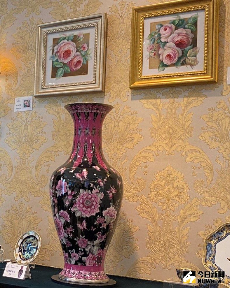 ▲麥森「花開萬年枝」藝品,洋溢印度風情,將收藏家帶到崇尚東方繪畫風格的18世紀。(圖/記者金武鳳攝,2021.5.15)
