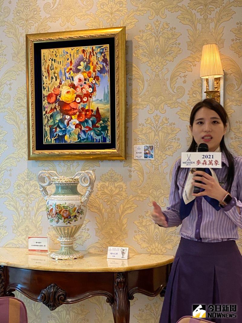 ▲「繽紛花果」花瓶,將花卉之美與蛇柄花瓶完美結合,是精品中的精品。(圖/記者金武鳳攝,2021.5.15)