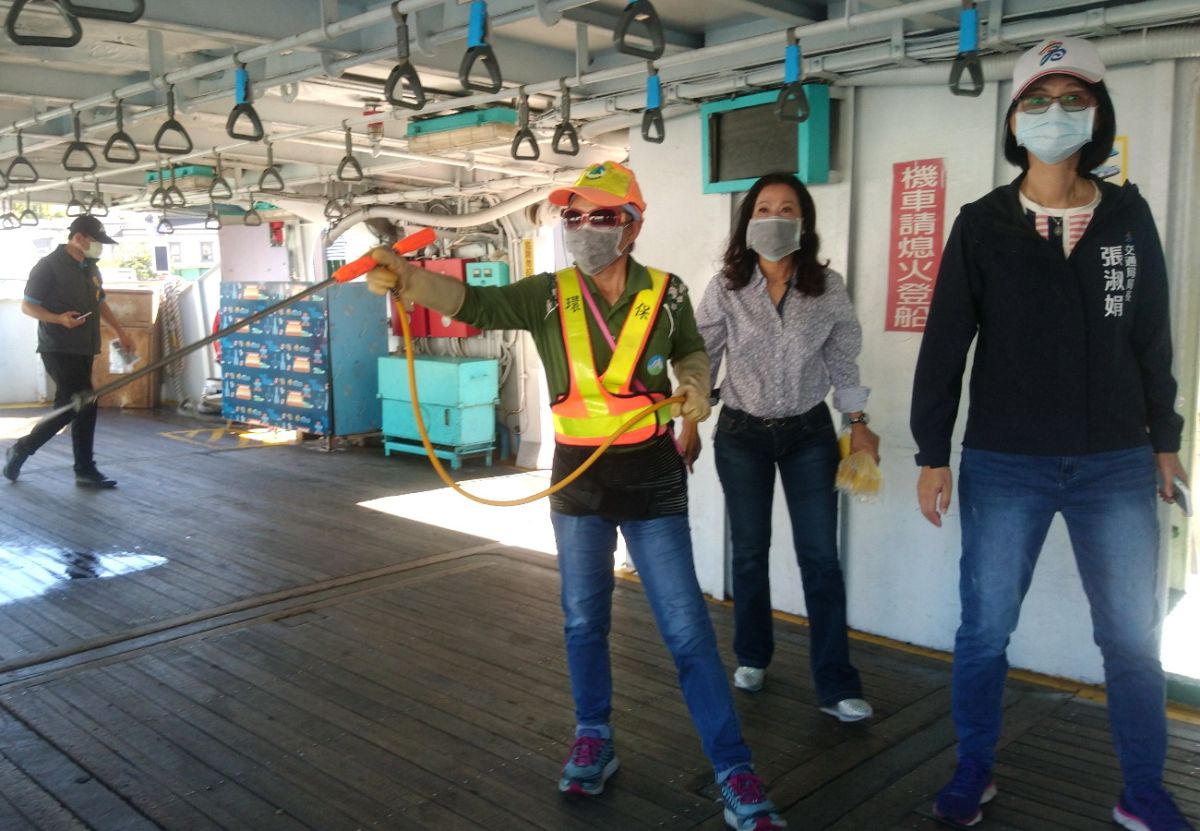 ▲高雄市政府交通局局長張淑娟(右1)由高雄市輪船公司董事長黃淑美(右2)陪同督導渡輪消毒的情形。(圖／記者黃守作攝，2021.05.15)