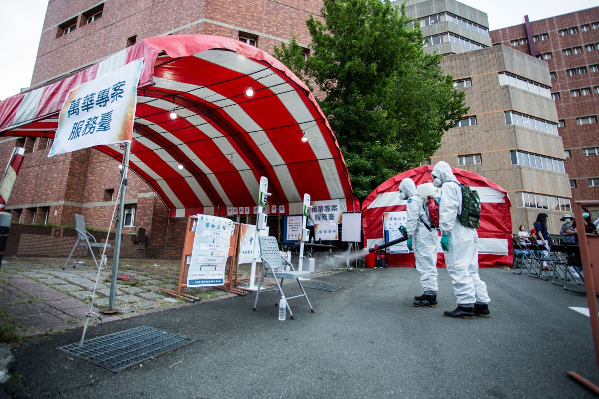 ▲外媒報導台灣有著「黃金防疫標準」，但這一波疫情卻快速延燒。圖為陸軍33化學兵群萬華快篩站消毒。（圖／軍聞社）