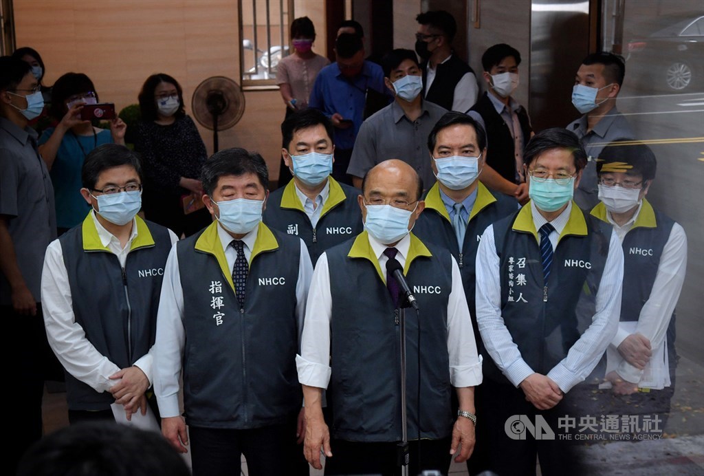 ▲行政院長蘇貞昌（前中）15日前往視察「嚴重特殊傳染性肺炎中央流行疫情指揮中心」，在中心指揮官陳時中（前左2）等人陪同下進入中心內，並發表談話。（圖/中央社）