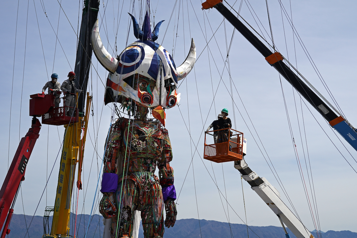 ▲東奧暨帕運的正式文化活動15日在日本岩手縣陸前高田市舉行，象徵幸福傳遞的大型人偶Mocco首度亮相。（圖／美聯社／達志影像）