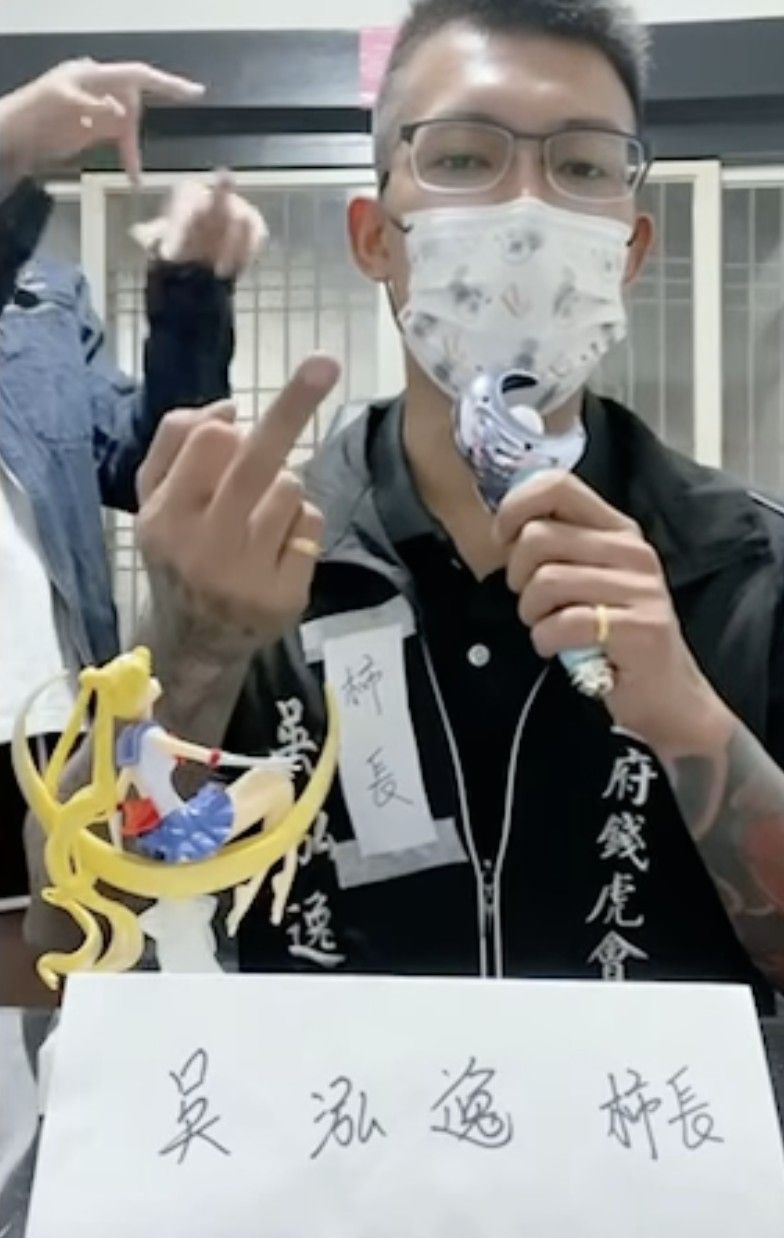▲網紅鳳梨模仿柯文哲手勢,結果釣出柯文哲本人親自回應,讓鳳梨急忙致歉。(圖/鳳梨臉書)