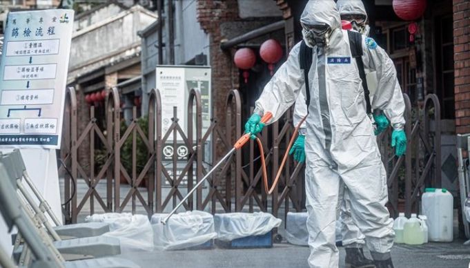 ▲陸軍33化兵群協助萬華快篩點大消毒，守護國人健康。(圖／翻攝自青年日報臉書)